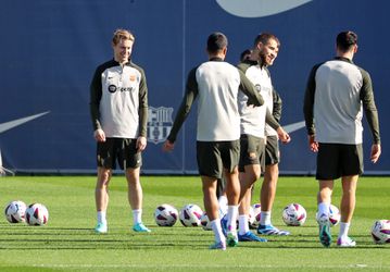 Frenkie de Jong verschijnt daags voor El Clásico op trainingsveld Barcelona
