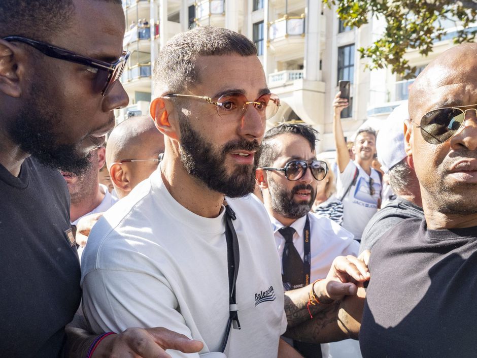 Karim Benzema droeg geen mondkapje in Cannes en is nu besmet met coronavirus