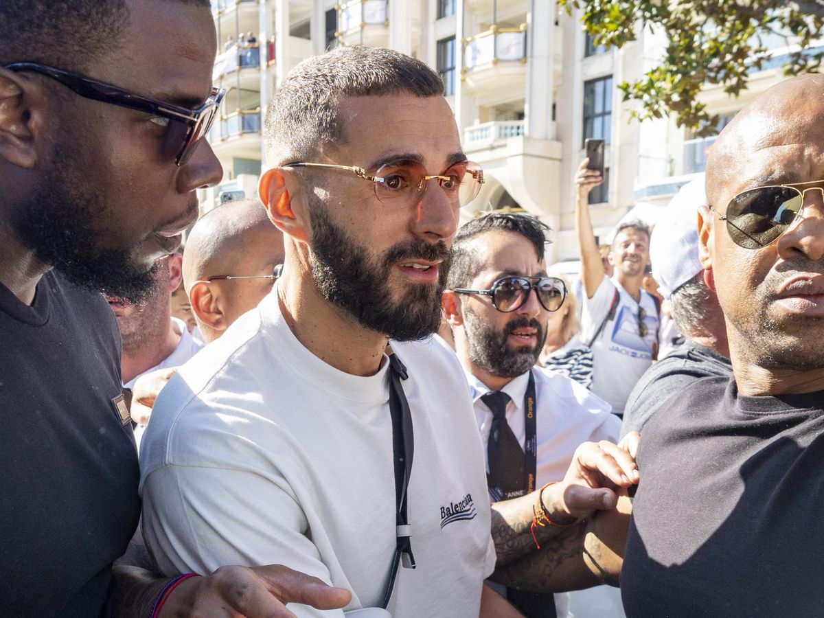Karim Benzema droeg geen mondkapje in Cannes en is nu besmet met coronavirus