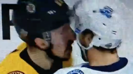 WTF gebeurt hier? IJshockeyer likt tegenstander in gezicht (video)