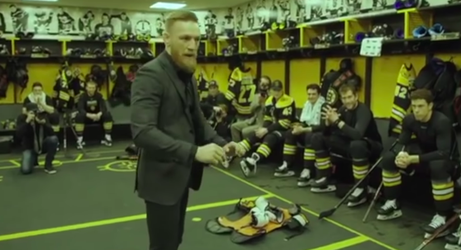 McGregor geeft lijpe speech aan spelers van Boston Bruins die vervolgens op sensationele wijze winnen (video)
