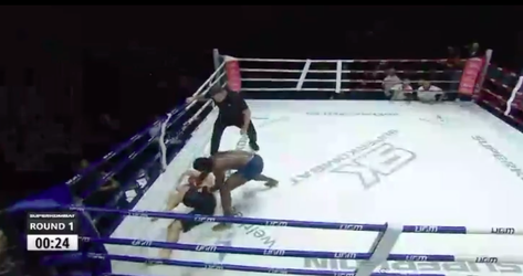 🎥 | Cédric Doumbé slaat tegenstander bij MMA-debuut naar het canvas