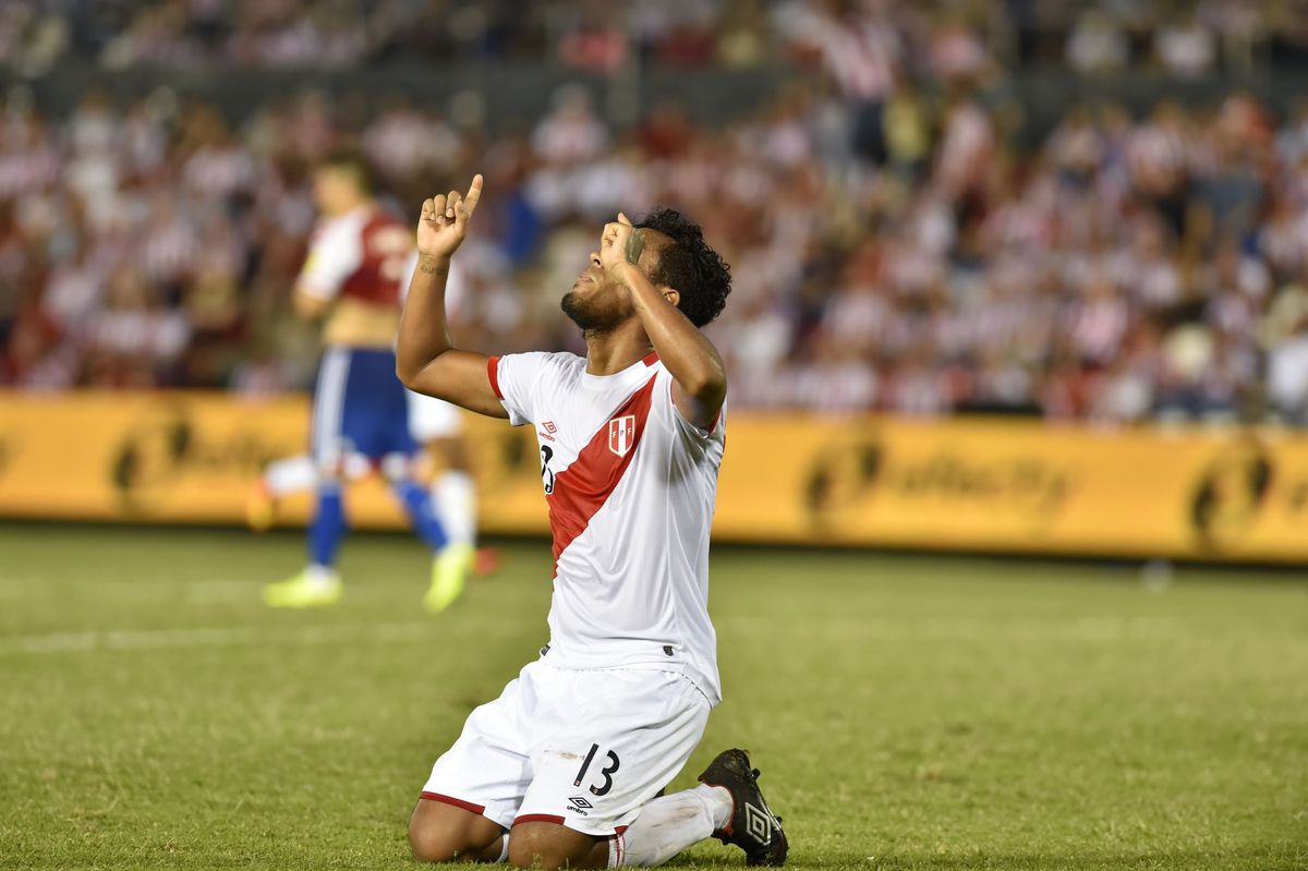 Feyenoorder Tapia speelt 90 minuten in WK-kwalificatieduel van Peru