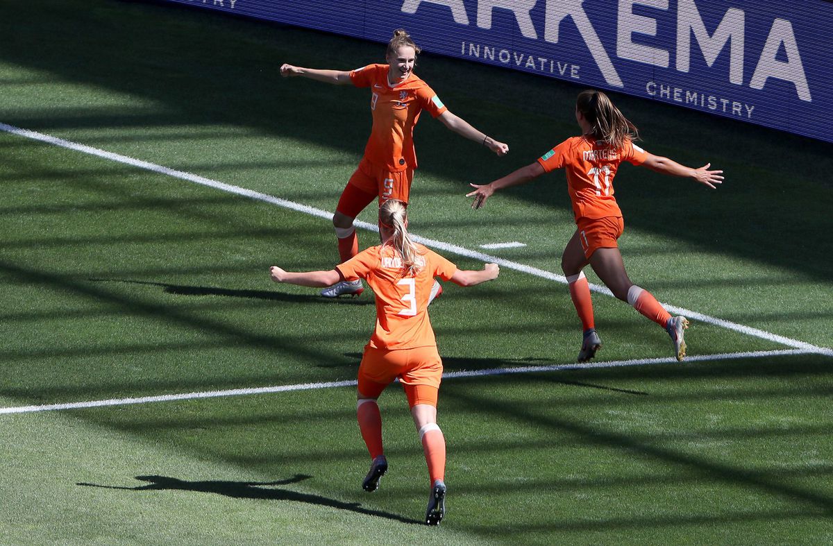 Feest in Frankrijk! Oranje Leeuwinnen dankzij sterke 2e helft naar halve finale (video's)