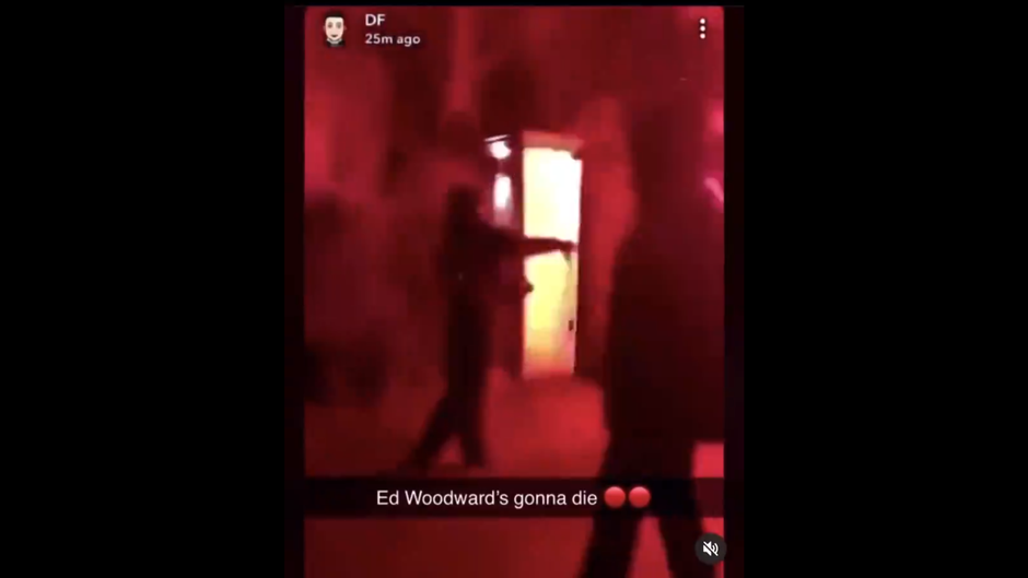 🎥 WTF! United-hooligans bekogelen huis voorzitter: 'Woodward's gonna die'