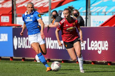 📸 | Poster met Jackie Groenen hangt megagroot op de muren van Old Trafford