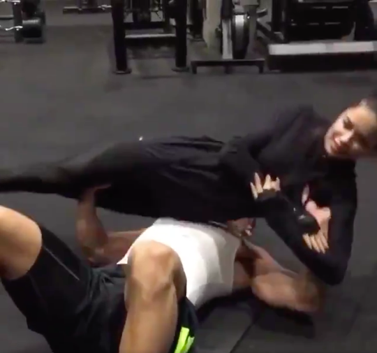 🎥 | NY Yankee Giancarlo Stanton bankdrukt topmodel Adriana Lima in de gym