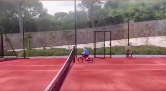🎥 | AHW! Zoontje Chris Froome fietst tegen tennisnet aan en valt