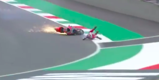 MotoGP-spektakel op Mugello: zieke crash Pirro, motor Dovizioso vliegt in de fik (video's)