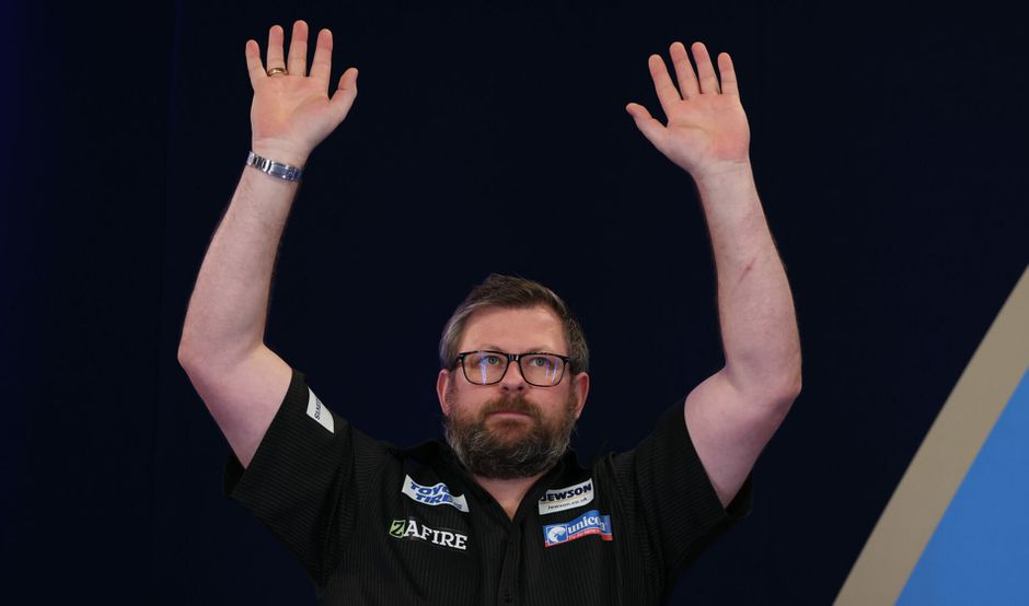 Dirk van Duijvenbode bakt er niks van tegen James Wade bij EK darts