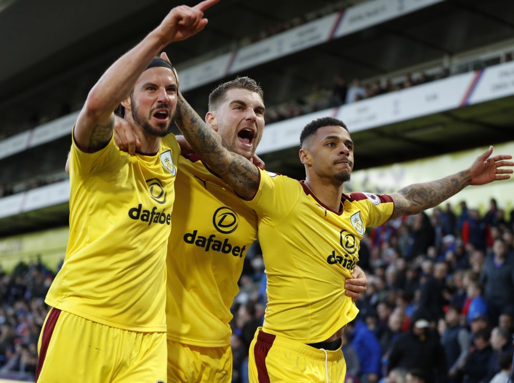 Burnley doet goede zaken in degradatieduel en mag hopen op langer PL-verblijf (video)