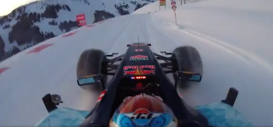 Fucking vet! Max gaat de piste af in F1-bak met sneeuwkettingen (video)