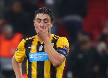 Het is zo'n rommeltje bij AEK Athene, dat de voorzitter woest is geworden op de spelers