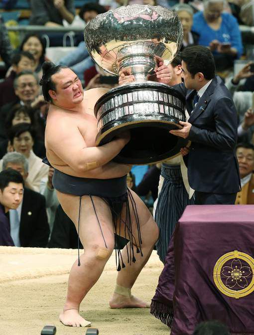 LOL! 175 kilo wegende Sumoworstelaar heeft moeite met tillen van reusachtige beker van 40 kg