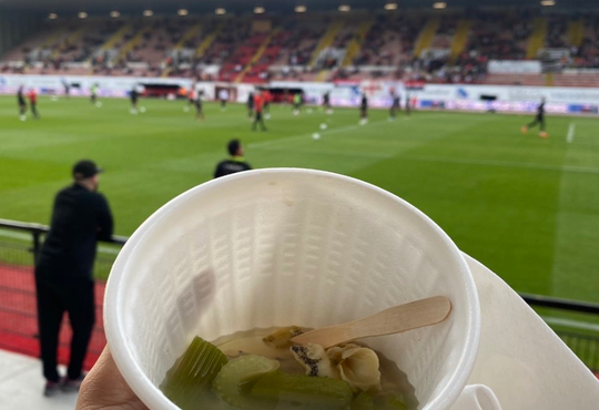 📸​ | Belgische club gaat viral door deze onsmakelijke snack: 'Zou geld betalen om het niet te eten'