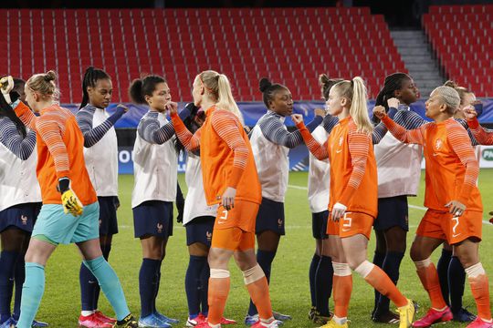 📸 | Check hier hoe Leeuwinnen in spookstadion wedstrijd tegen Frankrijk speelden