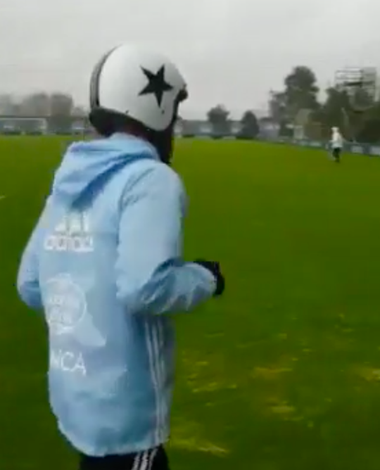 🎥 | HAHA! Rafinha loopt trainingsrondjes met... een helm op