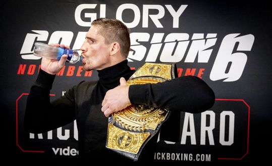 🎥 | Zo vierde Rico Verhoeven zijn overwinning op Tariq Osaro