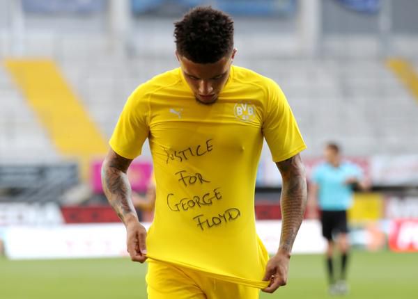 FIFA-baas: 'In onze competities moeten spelers die protesteren tegen racisme bejubeld worden'