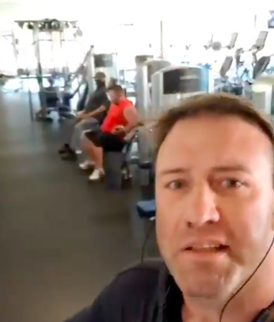 🎥 | UFC-koning gym uitgejaagd op verjaardag na niet dragen mondkap: 'Jullie lafaards!'