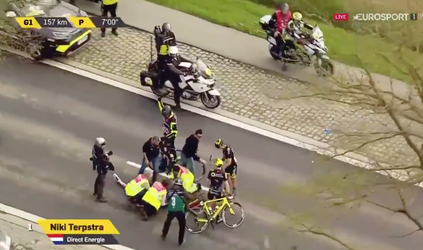Aii! Ronde van Vlaanderen zit erop voor Terpstra na nare valpartij (video)