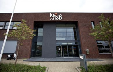 KNSB mag van ledenraad verder met bezuinigen