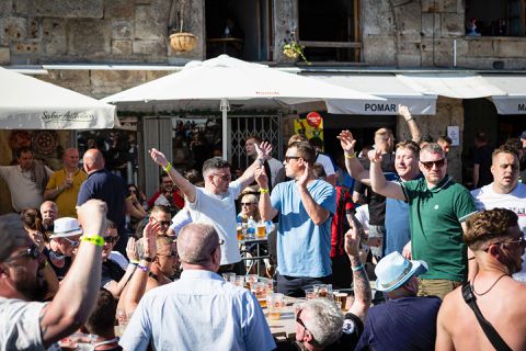 🎥 | Heerlijke beelden uit Porto: volle terrassen, bier en hilarische voetbalsongs