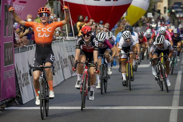 Giro Rosa: Marianne Vos wint haar 2de etappe, Annemiek van Vleuten blijft in het roze