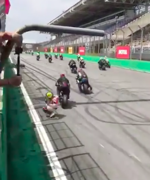 Holy sh*t! Motorracer crasht na wheelie en breekt been bij aanrijding (video)
