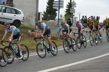 BORA-hansgrohe komt met update over keihard gevallen verzorger tijdens Tour (video)