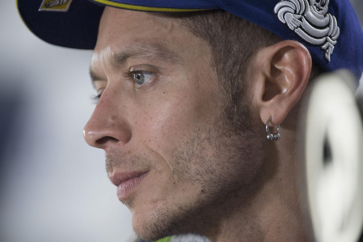 Rossi breekt kuit- en scheenbeen bij crash in trainingsrit