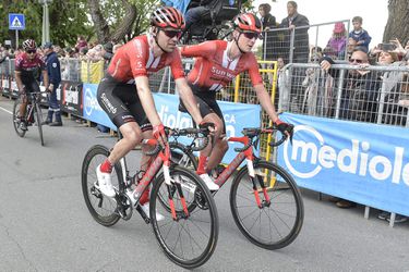 Tom Dumoulin gaat ondanks valpartij en een hoop tijdverlies toch door in de Giro