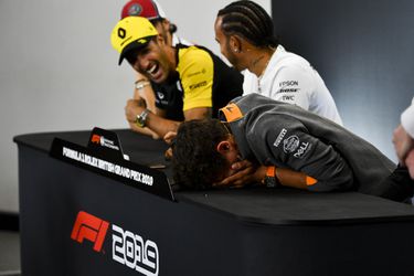 Norris pist haast in zijn broek van het lachen om Ricciardo bij persconferentie (video)