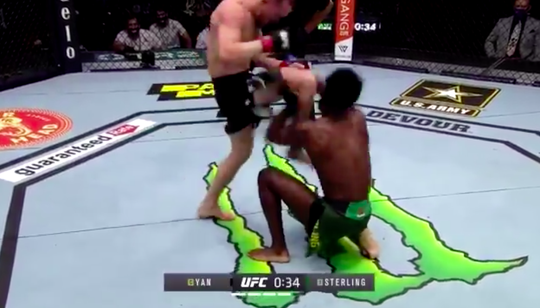 🎥 | UFC'er verliest titel na VERBODEN KNIETJE vol in het gezicht van opponent