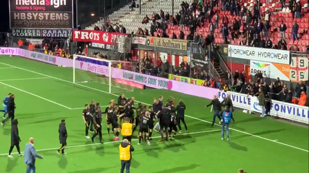 🎥 | Mot op het veld! Enkele Emmen-supporters richting NAC-spelers