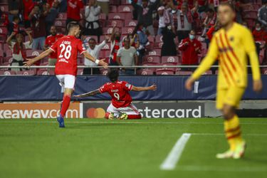 🎥 | Twee keer knipperen en FC Barcelona staat alweer achter tegen Benfica