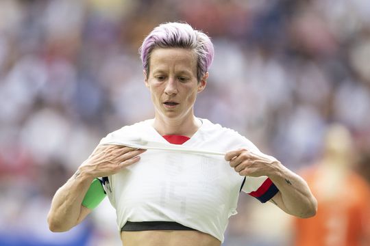 Middelvingers de lucht in: FIFPro steunt protesterende voetballers bij zomerspelen