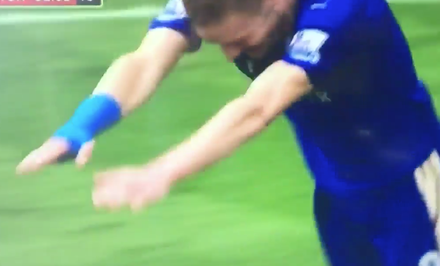 Vardy doet met fopduik een 'Van Gaaltje' (video)