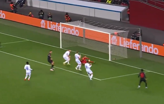 🎥 | Knullig eigen doelpuntje bij Bayer Leverkusen - Molde FK: flipperkast met eigen verdediger