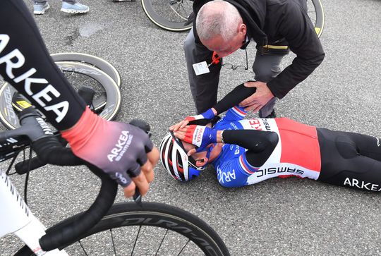 🎥 | Bekijk hier de zware crash van Warren Barguil in Parijs-Nice