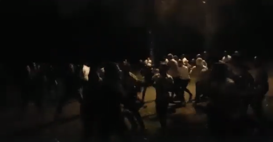 Hooligans opgepakt na massale vechtpartij tussen aanhangers PSV en Vitesse (video)