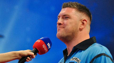 Superchin gooit ze er alle 9 perfect in: 1e 9-darter ooit voor Daryl Gurney