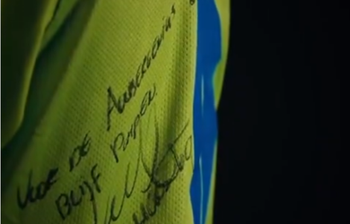 🎥 | Mooi! Dirk van Duijvenbode ruilde setje pijlen voor een shirtje van Wout Weghorst