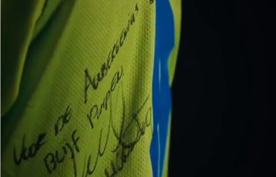 🎥 | Mooi! Dirk van Duijvenbode ruilde setje pijlen voor een shirtje van Wout Weghorst