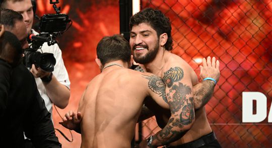 📸 | Dillon Danis daags voor gevecht met Logan Paul in bar gespot met schaal vol shotjes voor z'n neus