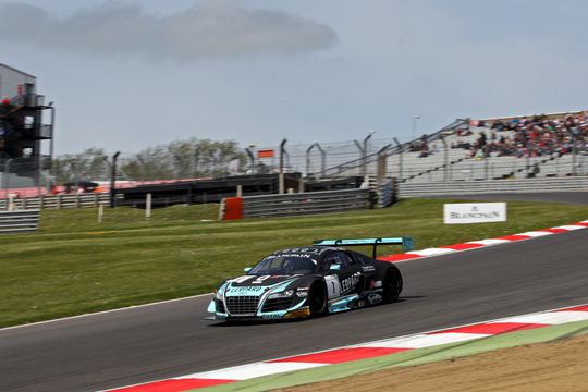 Robin Frijns valt uit tijdens DTM op Zandvoort (video)