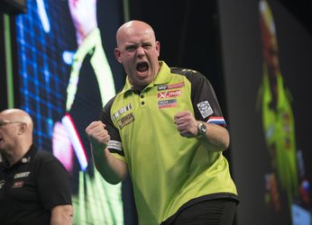 Magistrale 'Mighty Mike' vernedert Cross en is nieuwe koploper Premier League Darts (video)