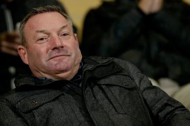 🎥 | Haha! Ron Jans test nieuwe carrière als keeper en dat verloopt verschrikkelijk