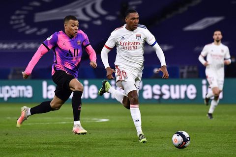 PSG verslaat Lyon en pakt koppositie in Frankrijk, Mbappé de absolute uitblinker