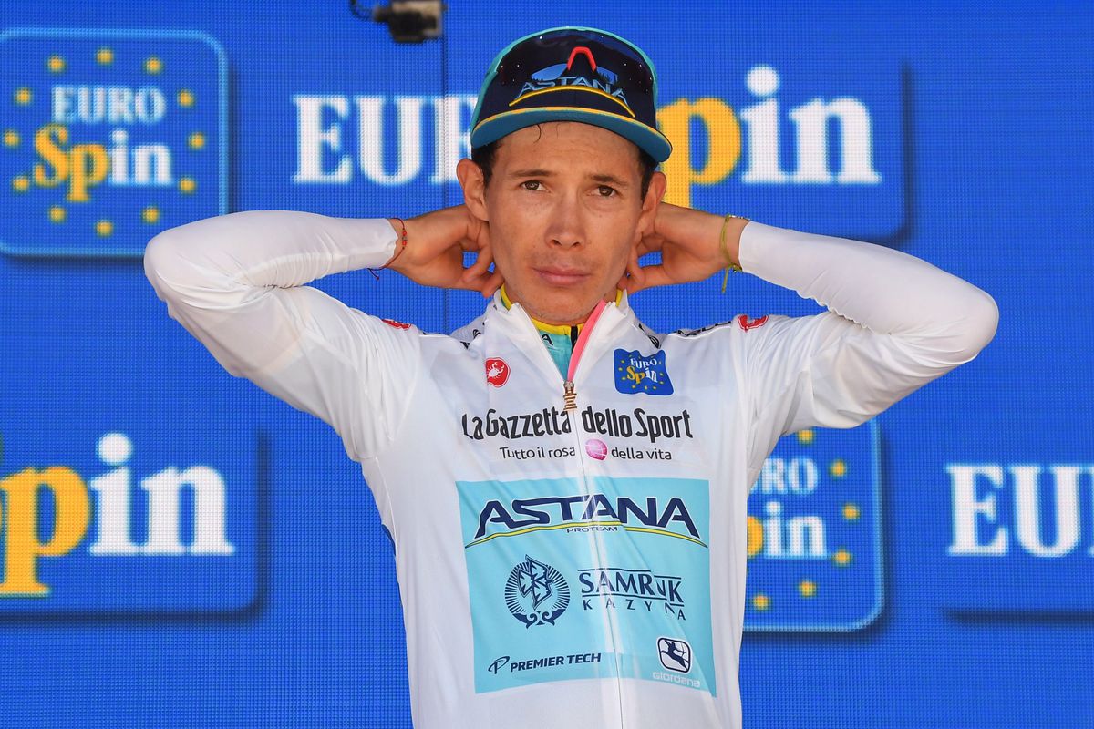 Miguel Angel Lopez niet bestraft voor rake klappen aan irritante Giro-fan